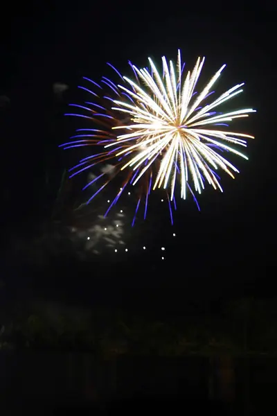 Fuegos Artificiales Explosivos Blancos Azules Cielo Negro Con Espacio Para — Foto de Stock