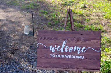 Kırsal alanlara hoş geldiniz yoldaki ahşap tabelaya