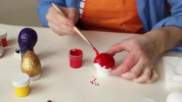 Voorbereiding van rekwisieten voor het versieren van Pasen. Kleureieren met verf. — Stockvideo