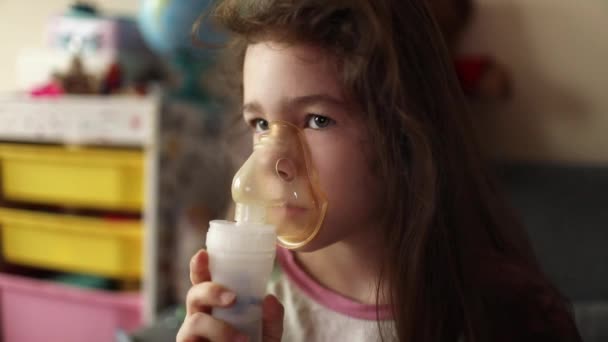Dívka inhaluje lék přes inhalátor. Léčba bronchitidy. Úleva od dechu — Stock video