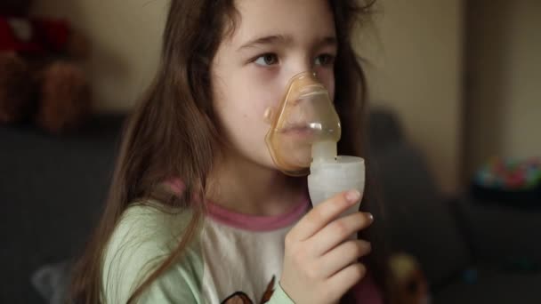 Dívka inhaluje lék přes inhalátor. Léčba bronchitidy. Úleva od dechu — Stock video