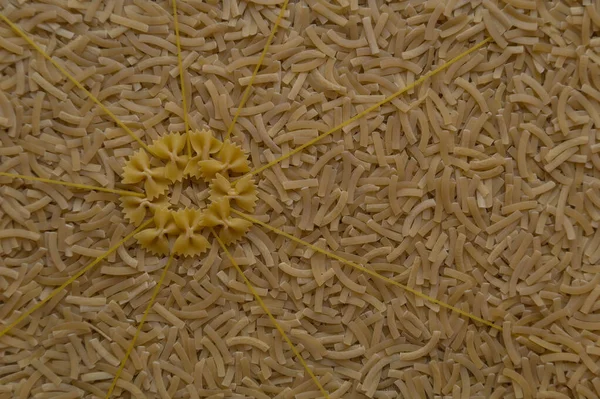 Instalacja Makaronu Słońce Farfalle Promieniami Spaghetti Tle Makaronu Rozrzuconego Płaskiej — Zdjęcie stockowe