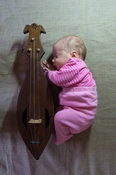 Bebê Recém Nascido Minúsculo Roupas Rosa Dorme Lado Instrumento Musical — Fotografia de Stock