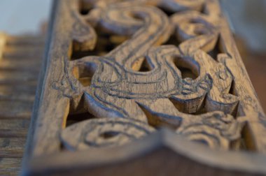 Eski bir müzik enstrümanının ahşap kaplaması hurdy-gurdy (tekerlek lir) ve yakın plan ejderha resmi.