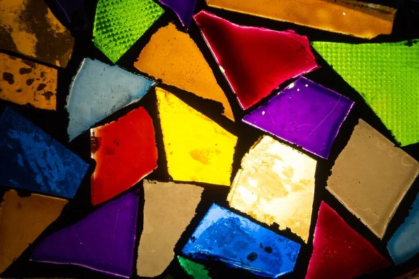 Değişik şekil ve dokuların cam parçaları farklı renklerde boyanır, rastgele bir mozaik ve arka ışıklandırmada birleştirilir.