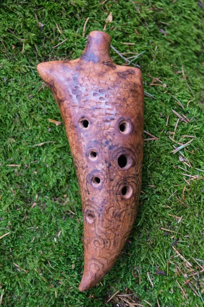 Ceramic Product Wind Folk Musical Instrument Ocarina Lies Uneven Mossy — Stock Photo, Image