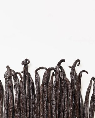 Beyaz arka planda vanilyalı fasulye. Kuru vanilya çubukları