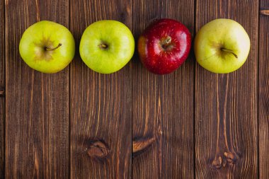 Ahşap bir arka planda birkaç taze elma. Üst görünüm.