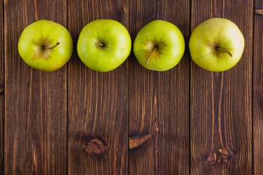 Ahşap bir arka planda birkaç taze elma. Üst görünüm.