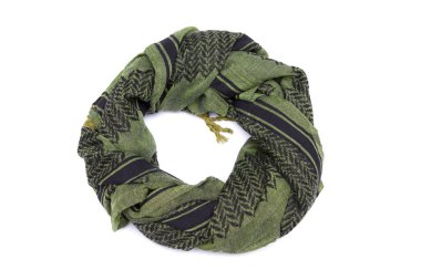 Beyaz arka plan üzerinde izole yeşil Arapça eşarp