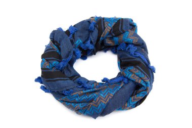 Beyaz arka plan üzerinde izole mavi Arapça eşarp