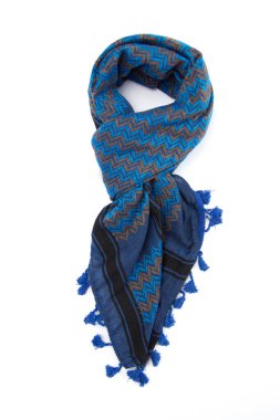 Beyaz arka plan üzerinde izole mavi Arapça eşarp