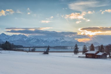 WITK göl Dağları ve ağaçları kış günbatımı manzara