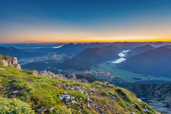 View from top of mountain to valley with lake plansee at sunrise — Stock Photo, Image