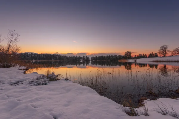 Zachód słońca małe jezioro w zimie w Bawarii — Zdjęcie stockowe