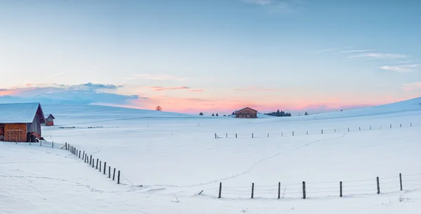 Prado rural com neve no inverno, enquanto o pôr do sol na baviera — Fotografia de Stock