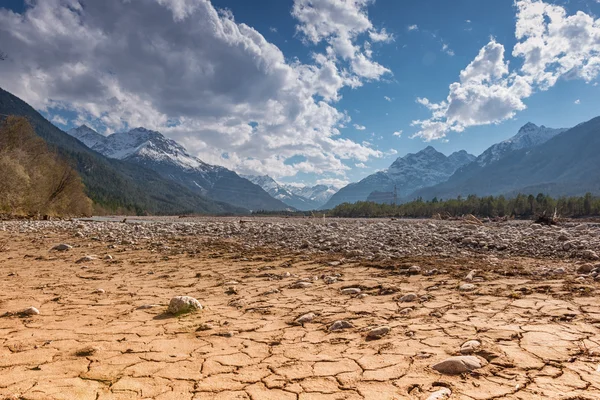 干燥开裂的土地地面用石头山土地在蔚蓝的天空中 — 图库照片