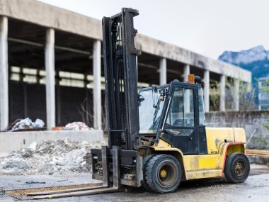 ağır siyah turuncu dizel forklift kamyon inşaat sahasında