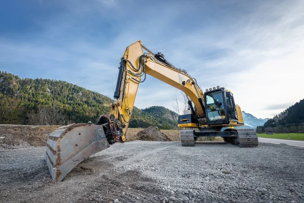 Stora tunga spade grävmaskin digger på grus byggarbetsplats — Stockfoto