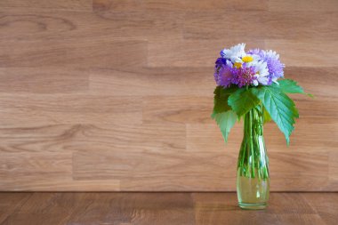 el ile vazo çiçekleri tahtaya topladım.