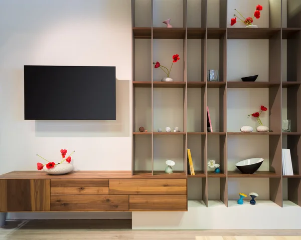 Vue de face au mur du salon avec étagère en bois et télévision à écran plat — Photo