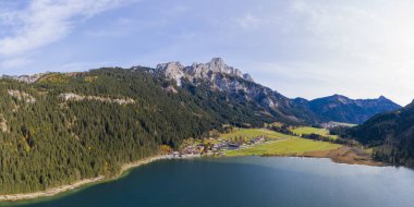 Haldensee panoraması. Sonbaharda gelber scharte dağı ve küçük turist köyü kutsalı.