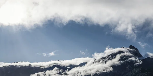 Panorama Cadena Montañosa Hahnenkamm Hoefen Cerca Reutte Con Nubes Niebla —  Fotos de Stock