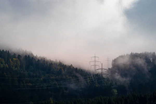 Piloni Elettrici Colline Boscose Nebbiose Nuvolose Autunno — Foto Stock