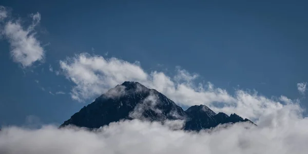 Gipfel Des Thaneller Reutte Österreich Mit Wolken Unten Und Blauem — Stockfoto