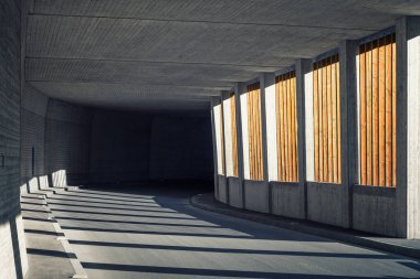 Tahta levhalarla çığ galerisi karanlık beton bir sokak tüneline gider.