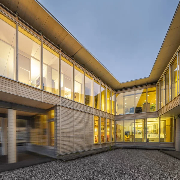 Widok Dwie Nogi Zrównoważonego Budynku Biurowego Drewna Wewnętrznego Dziedzińca Oświetleniem — Zdjęcie stockowe