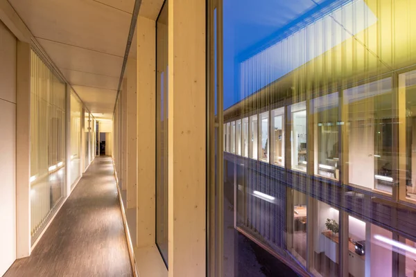 Blick Vom Gang Eines Holzbau Bürogebäudes Durch Fenster Zur Glasfassade — Stockfoto