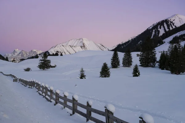 柱に雪のフードとチロルの山の中で美しい雪の風景と木製のフェンス — ストック写真