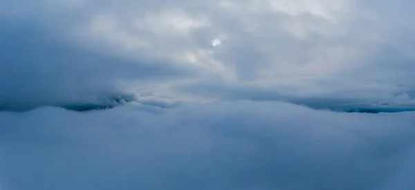Molnig Himmel Och Över Molntäcke Med Bergstoppshorisont Och Liten Solpunkt — Stockfoto