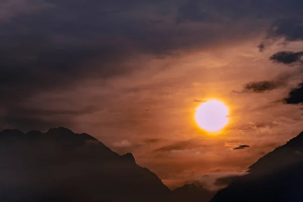 Dramático Atardecer Con Cielo Rojo Restos Nubes Con Silueta Montañas — Foto de Stock