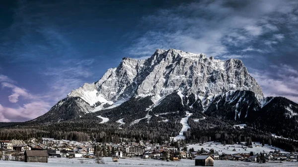 Maestose Montagne Zugspitz Wetterstein Villaggio Ehrwald Tirolo Inverno Con Cielo — Foto Stock