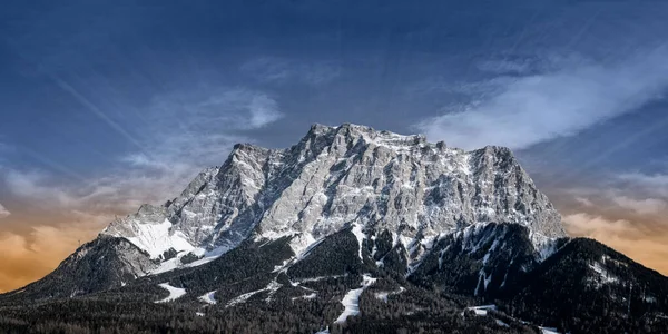 Sonnenstrahlen Hinter Der Großen Schneebedeckten Zugspitze Wettersteingebirge Mit Orangefarbenem Bis — Stockfoto