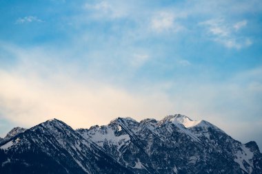 Tyrol 'da gün doğumunda Schwarzhanskarspitze dağlarının etrafındaki yumuşak pastel renkli bulutlar...