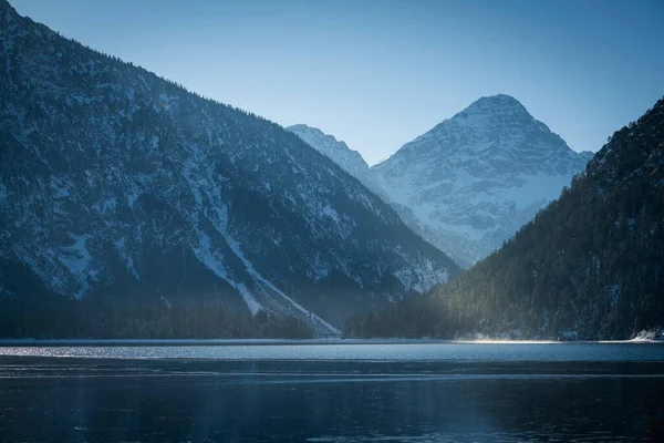 Luce Del Sole Splende Sera Tra Montagne Plansee Inverno — Foto Stock
