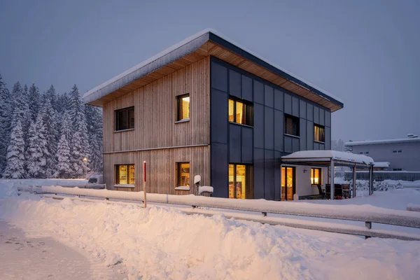 Casa Riscaldata Solare Termico Sostenibile Con Collettore Facciata Legno Sera — Foto Stock