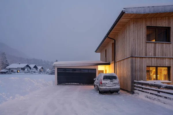 Recién Nieve Despejado Entrada Muerte Del Invierno Con Coche Frente — Foto de Stock