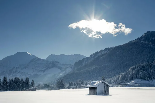 Inverno Tiro Celeiro Campo Nevado Montanhas Fundo Raios Sol Atrás — Fotografia de Stock