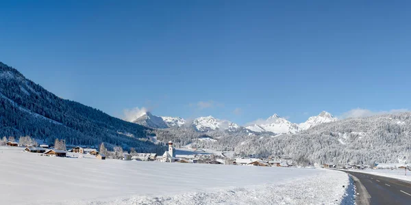 Aldeia Heiterwang Região Férias Tirol Dia Ensolarado Inverno Com Neve — Fotografia de Stock
