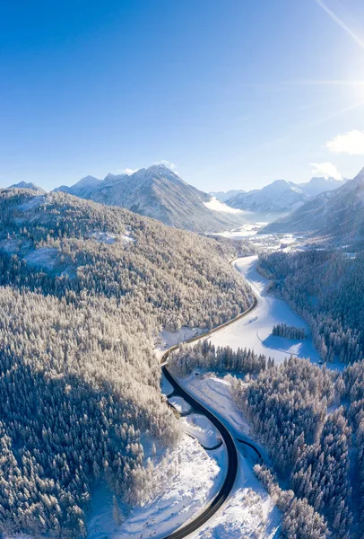 Pionowy Format Zimowy Obraz Drogi Miejscowości Heiterwang Tyrolu Zalesionych Gór — Zdjęcie stockowe