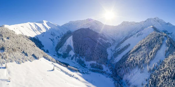 Día Invierno Soleado Las Montañas Cubiertas Nieve Con Pequeño Pueblo — Foto de Stock