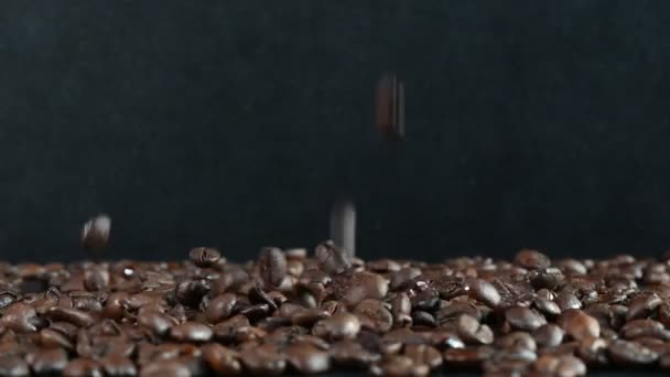 在黑色背景下坠落的烤咖啡豆 — 图库视频影像