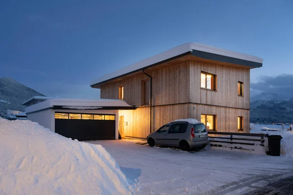 Uitzicht Eengezinswoning Met Garage Besneeuwde Winter Met Overdekte Entree Nachts — Stockfoto