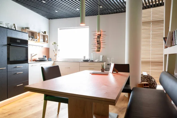 Cuisine Moderne Avec Table Manger Bois Banc Avec Fenêtre Plafond — Photo