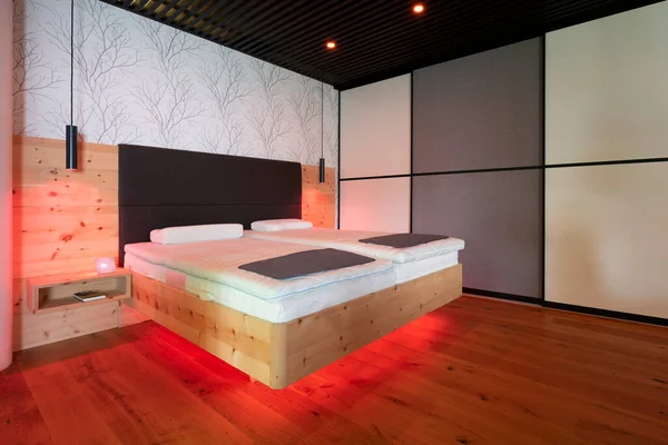 Modern Taş Çam Yatağı Kurşun Işıklı Asılmış Lambalar Kapkara Tavanlı — Stok fotoğraf