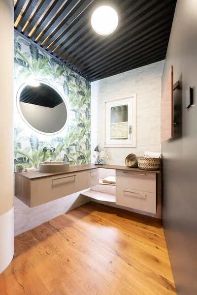 Pequeña Habitación Con Lavabo Moderno Para Refrescarse Con Suelo Madera — Foto de Stock